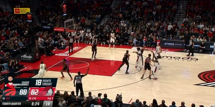 火力全开！朱·霍勒迪里突外投再得7分 帮助球队顽强咬住