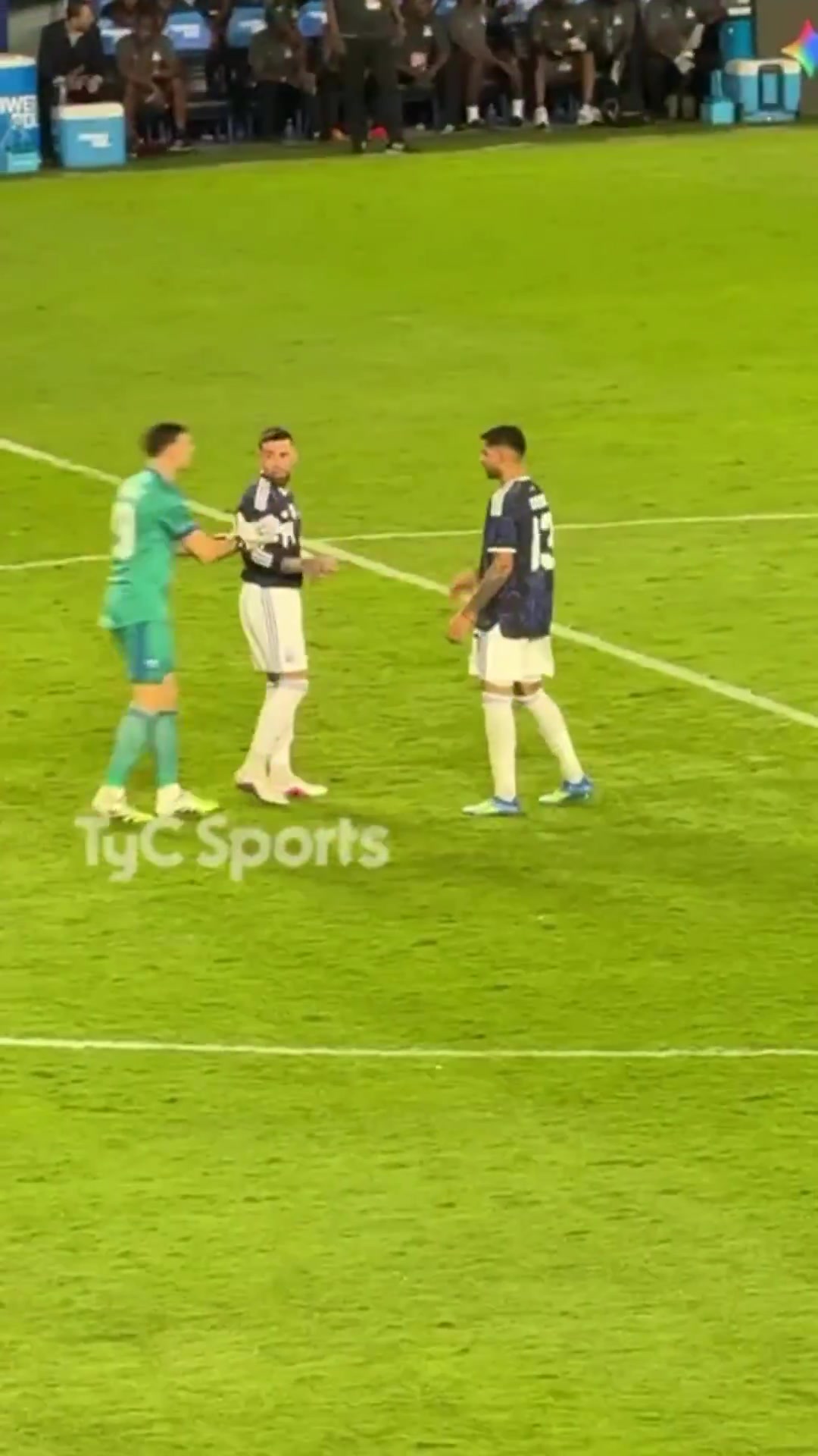 kaiyun-氛围真好！梅西招手让点奥塔门迪不想罚，大马丁和罗梅罗推他上前