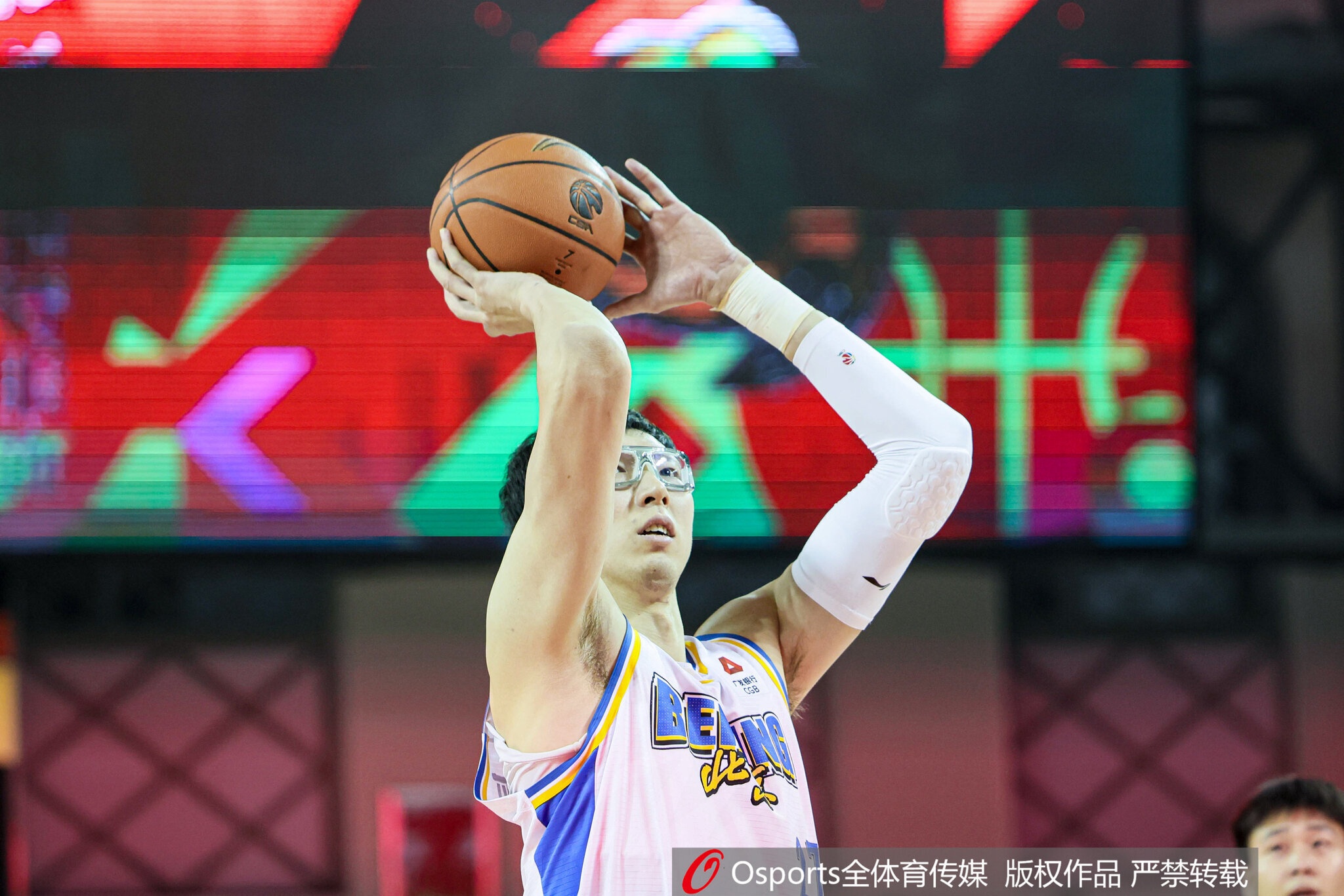 开云体育官网-状态火热！周琦半场7中6高效拿下13分7板2帽 前6投全中